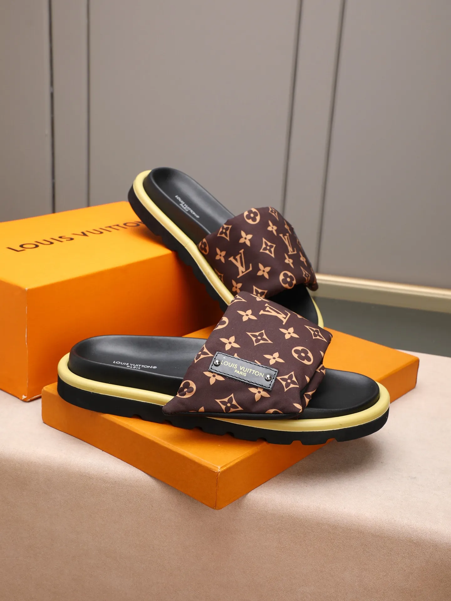 PP360 [LOUIS VUITTON] Louis Vuitton, LV printing, men's and women's slippers are on the market. The drawer box packaging comes with a cloth bag and a card. The upper pattern looks very soft and waxy, and it is a super versatile leg slimming tool. Fabric: imported denim/canvas/old fabric, LV hardware LOGO, official website pattern printing, comfortable to wear, feet: high-elastic PU water table. Sole: foam sole, heel height: about 5cm. Code number: 35-46, 35, 45, 46 are custom-made and non-returnable. Color: multiple colors and styles available.